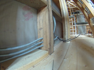 Прокладка электрики в деревянном доме
